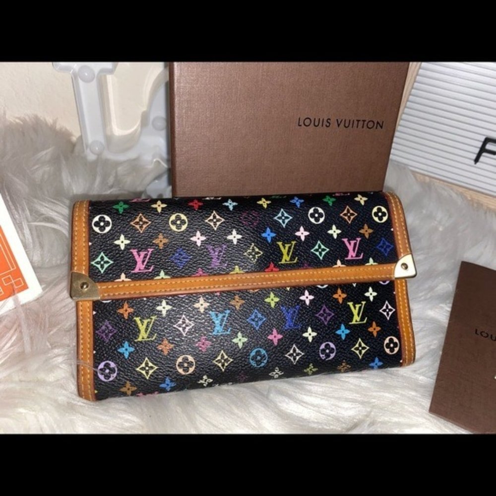 Louis Vuitton Black Monogram international Wallet